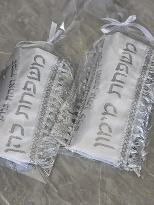 כיסוי חלה סאטן בתוספת שם משפחה בהטבעה בחום